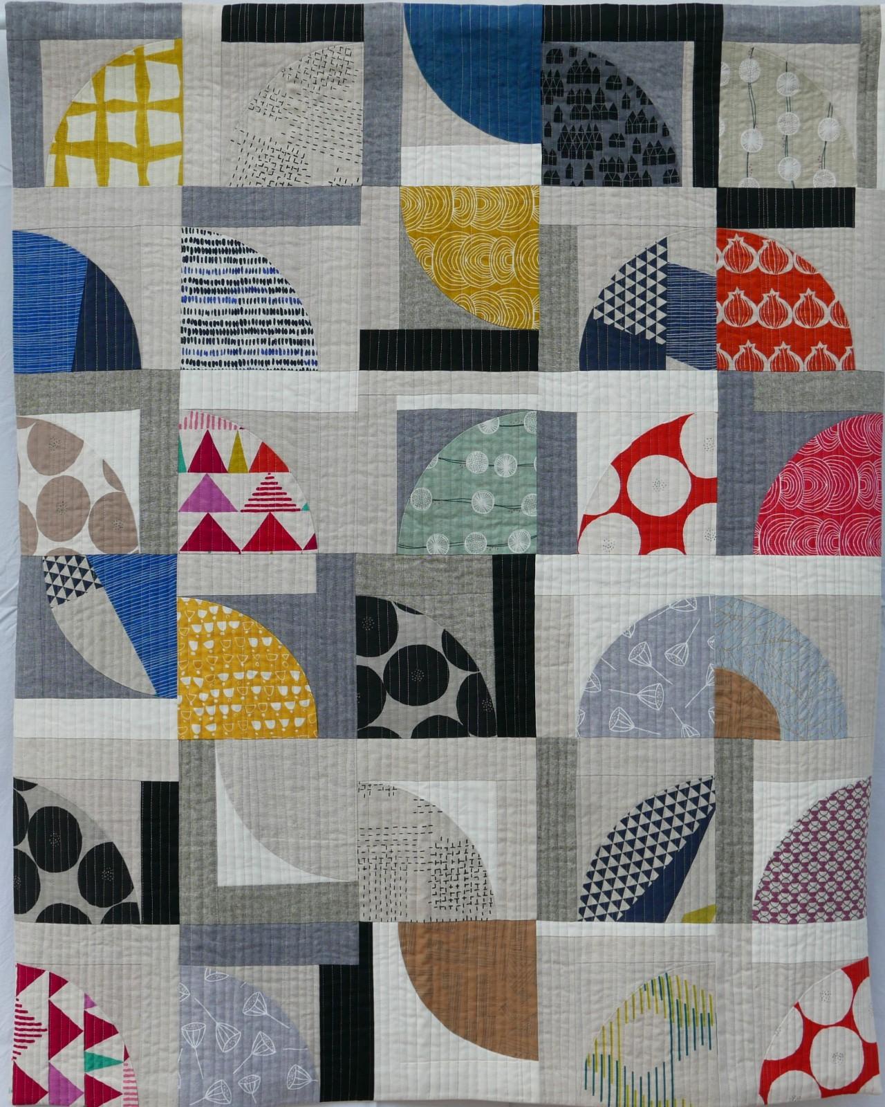 Patterned quilt with geometric circle shapes
