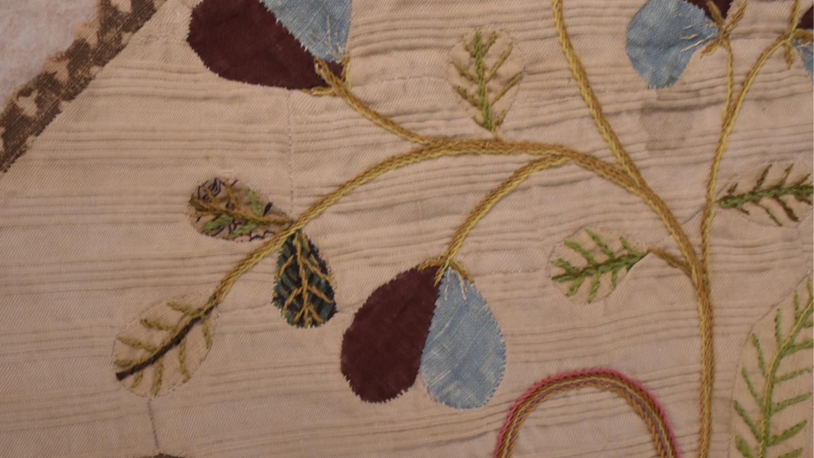 Combination of embroidery and patchwork to create simple flower