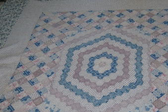 Heagon quilt in whites, blues and pinks