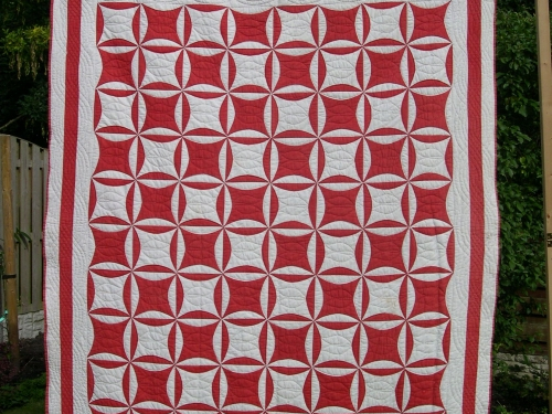 Red an whit patchwork quilt