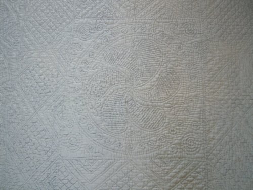 blue quilt deatil of centre design